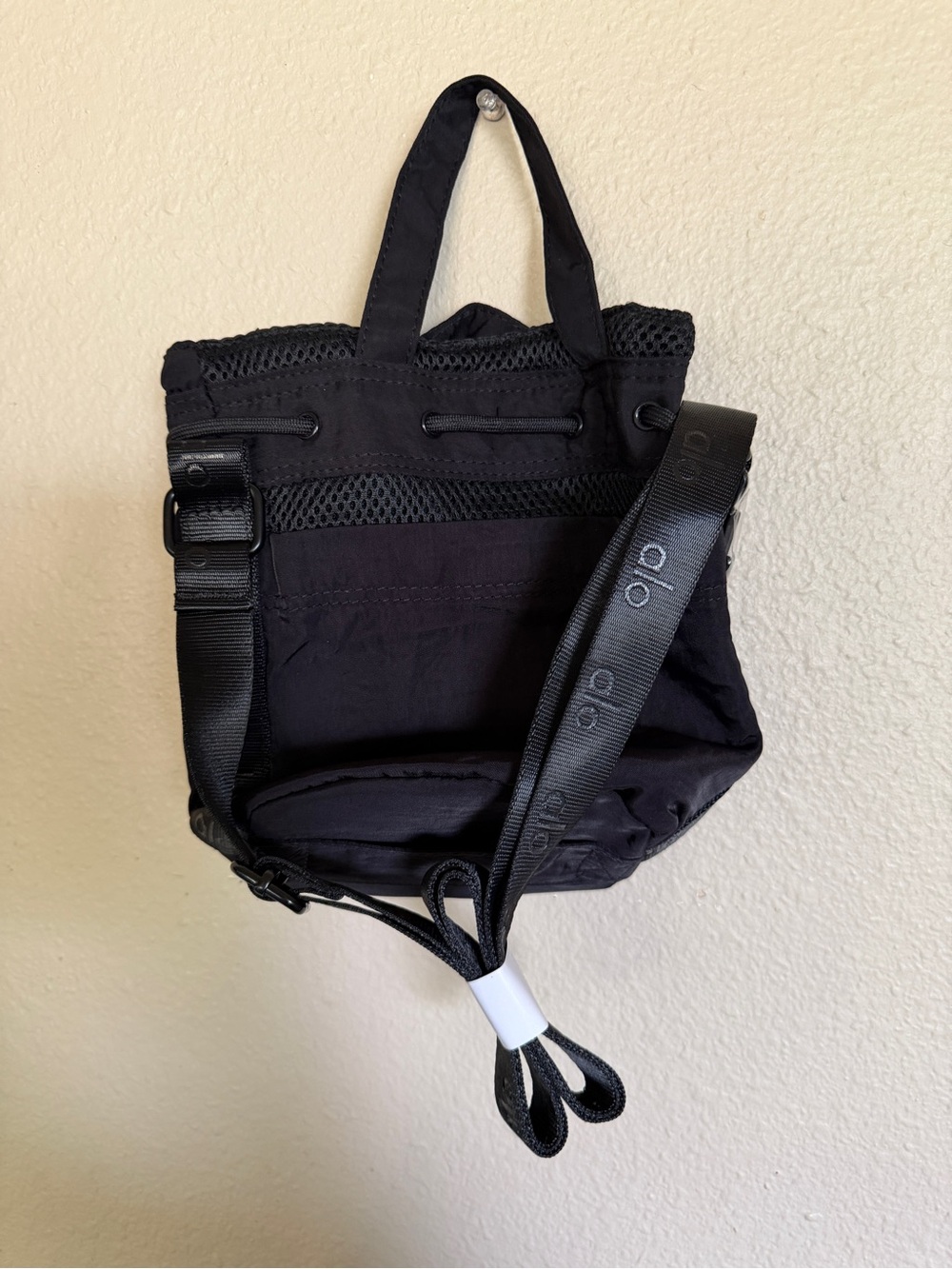 ALO Yoga Black Drawstring crossbody mini Bag - Picture 4 of 4